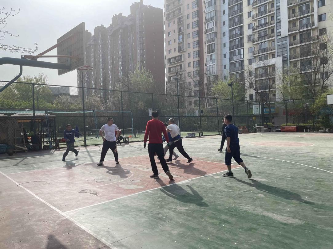 北京市朝阳区百子湾附近的社区篮球场。人民网记者 郝帅摄