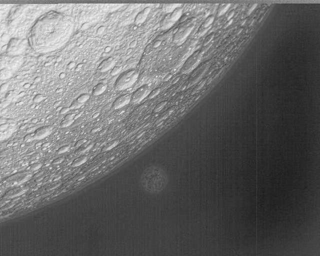 2024年4月8日，天都二号拍摄成像。波长为8至14微米的远红外谱段月球成像数据，背景中较小的天体为地球。（国家航天局供图）